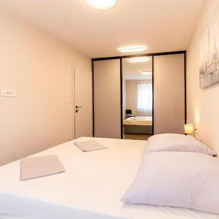 Appartamento Family Friendly With A Swimming Pool Kastel Stari, - 23348