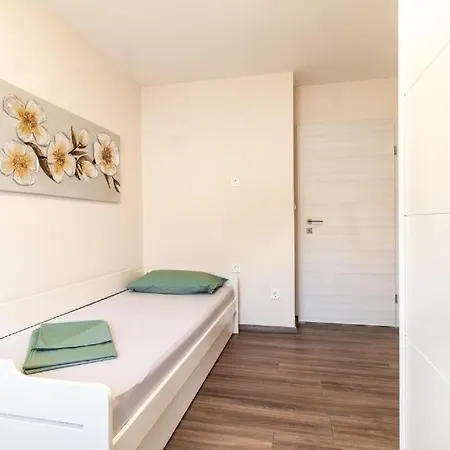 Appartamento Family Friendly With A Swimming Pool Kastel Stari, - 23348