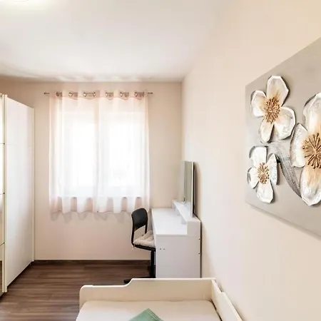 Appartamento Family Friendly With A Swimming Pool Kastel Stari, - 23348 *