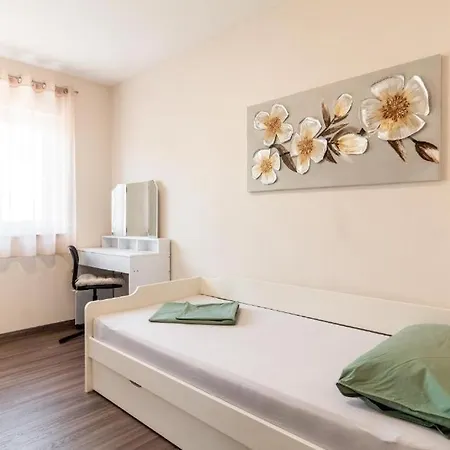 شقة Family Friendly With A Swimming Pool Kastel Stari, - 23348 *