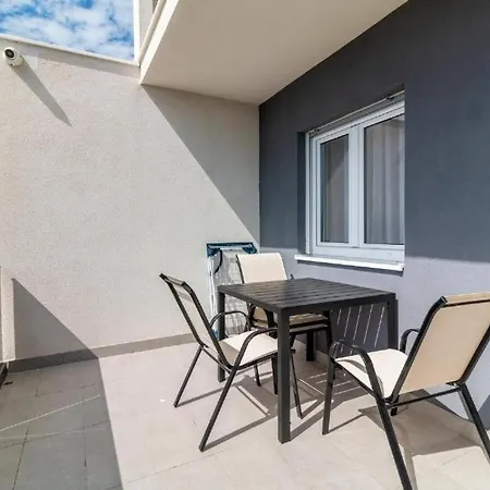 Appartamento Family Friendly With A Swimming Pool Kastel Stari, - 23348 *