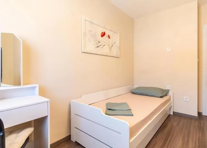 Family-friendly With Swimming Pool Kastel Stari, - 23348 Appartement Kaštela
